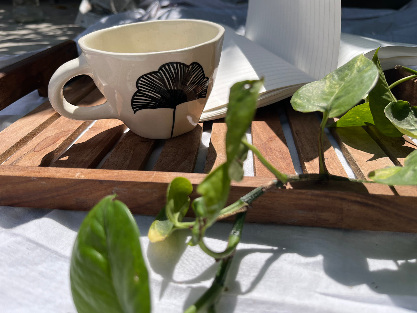 Monochrome Leaf Cup